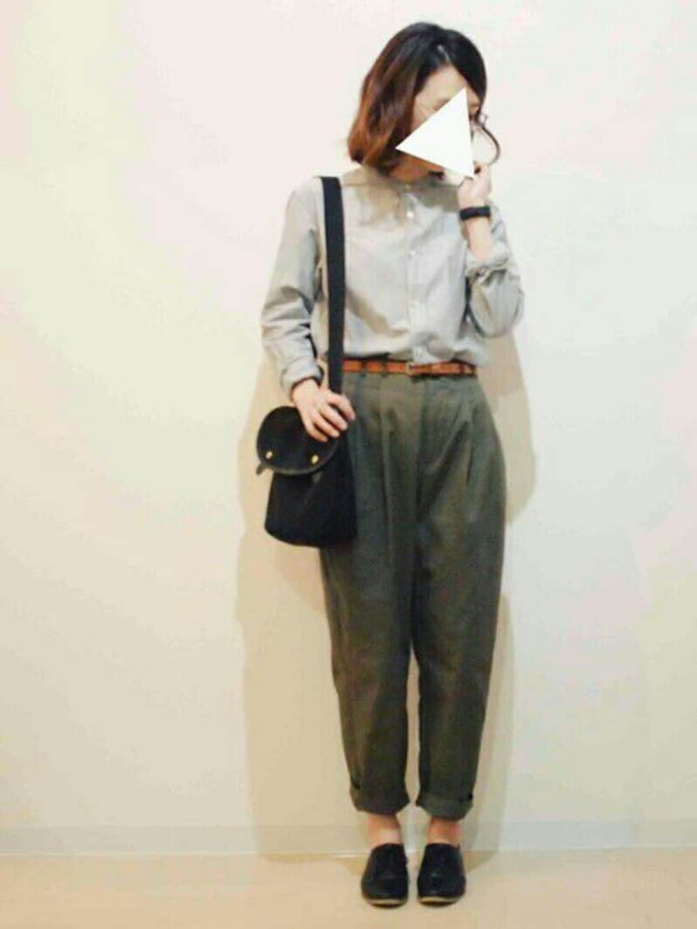 グレー系のシャツ/ブラウス、グリーン系のチノパンツ、ブラック系のその他シューズを着用したレディースの秋コーディネートの1枚目の写真