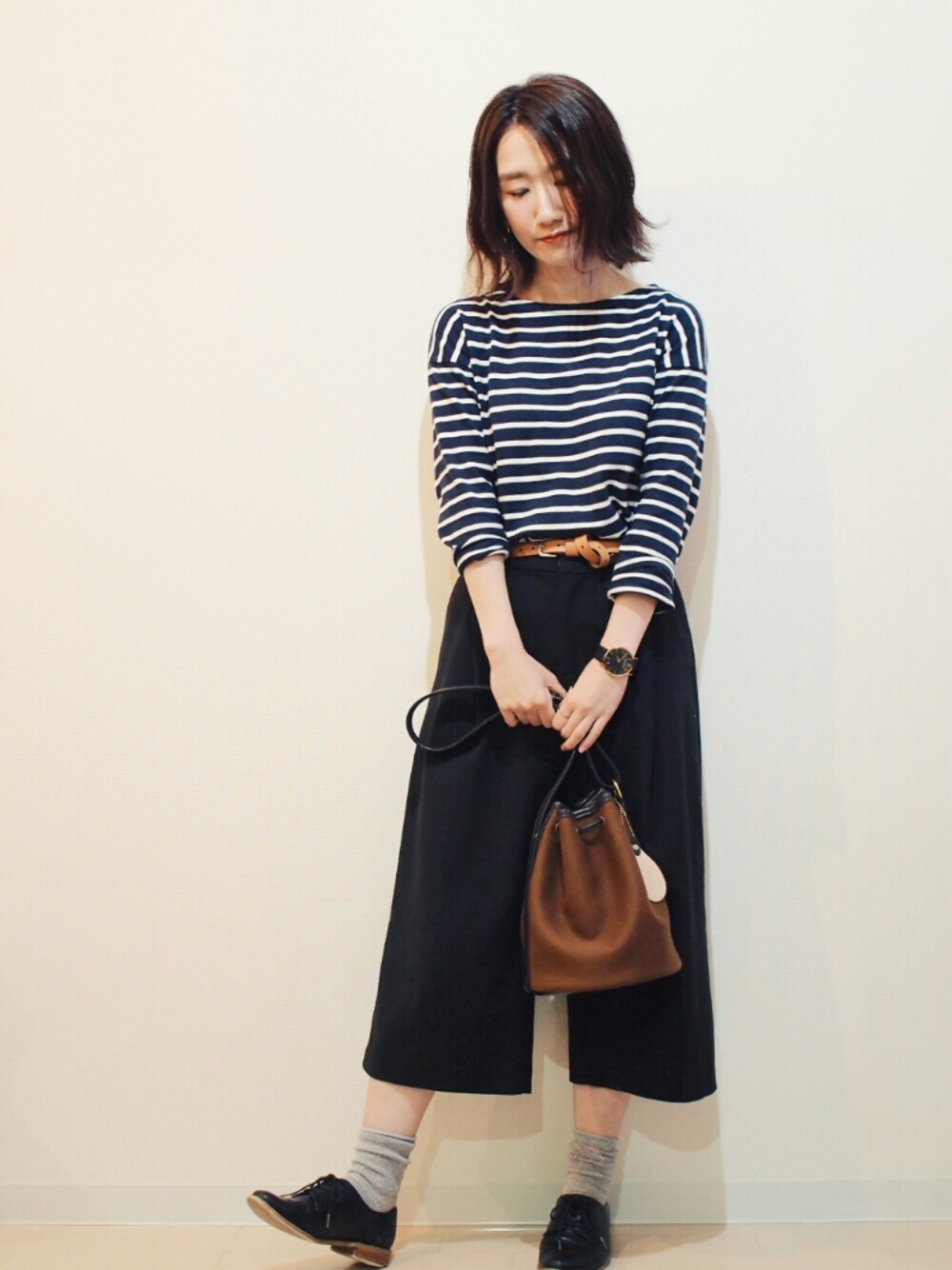 ブルー系のTシャツ/カットソー、ブラック系のその他パンツ、ブラック系のその他シューズを着用したレディースの秋コーディネートの1枚目の写真