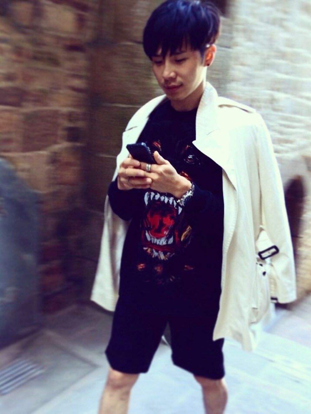 「GIVENCHY」｜「GIVENCHYのアイテム（ニット/セーター、ブラック系）」を使った、haeseongjoeさん（メンズ・177cm）の夏コーディネートの1枚目の写真
