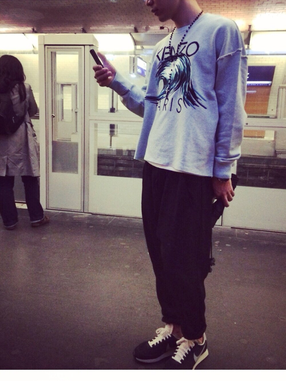 「KENZO、NIKE」｜「KENZOのアイテム（ニット/セーター、グレー系）」を使った、haeseongjoeさん（メンズ・177cm）の夏コーディネートの1枚目の写真