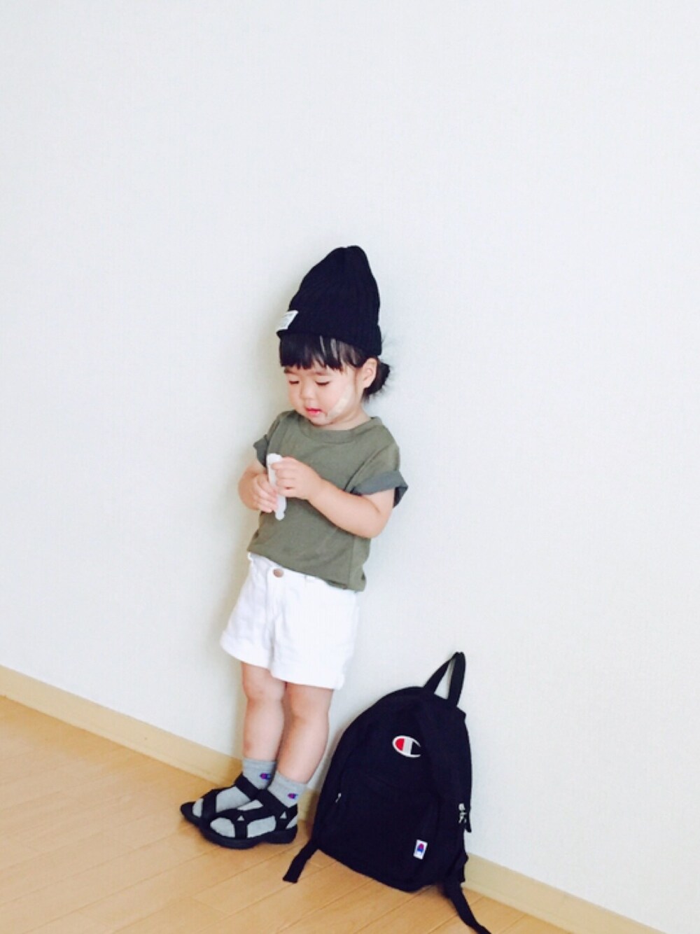 ホワイト系のパンツ、グリーン系のTシャツ/カットソー、ブラック系のバックパック/リュックを着用したキッズの夏コーディネートの1枚目の写真