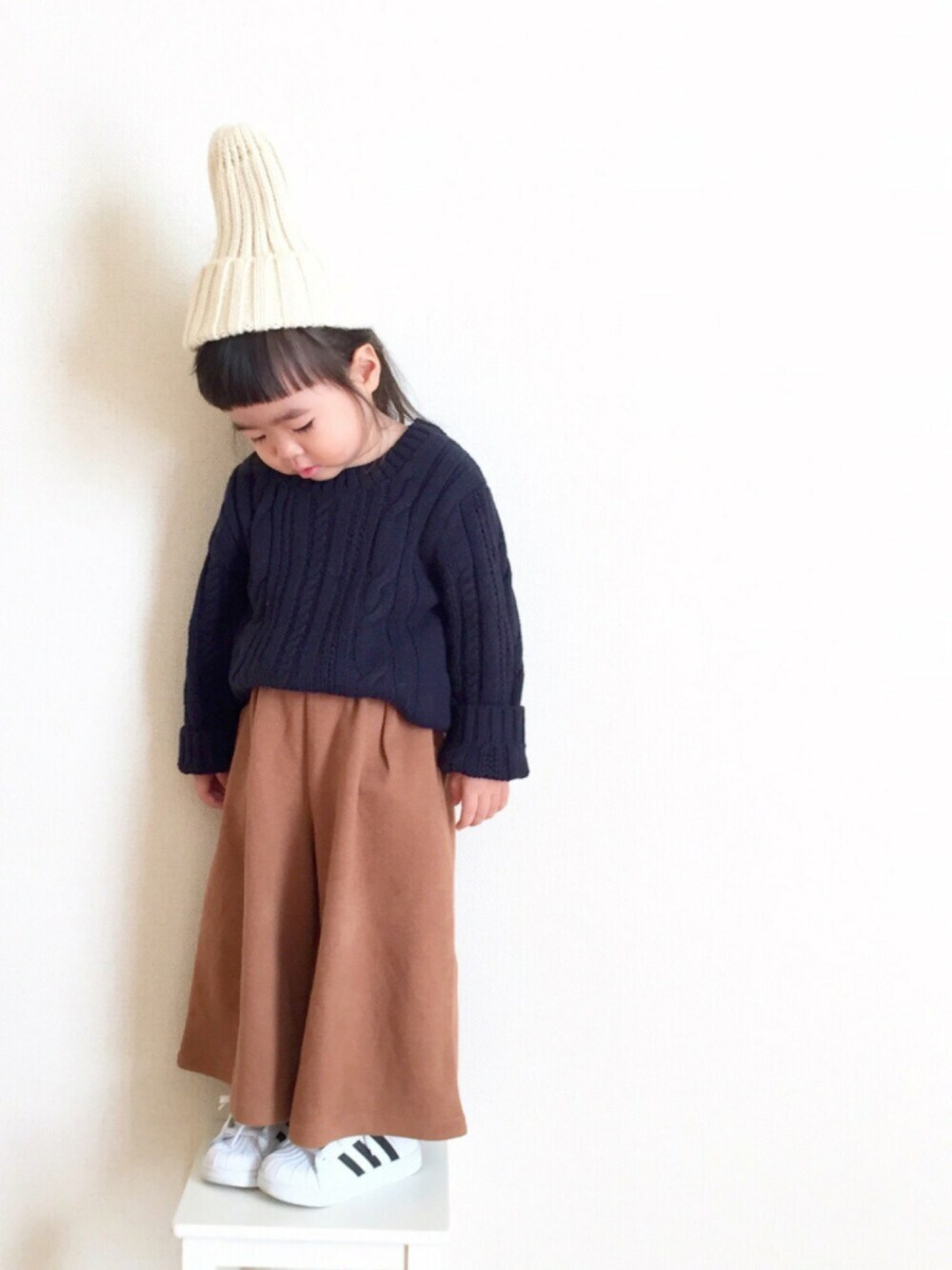 「ニット帽、ワイドパンツ、ケーブルニット、ニット、スニーカー、シンプルコーデ、カジュアルコーデ、キッスコーデ、秋冬」｜「UNIQLOのアイテム（パンツ、ブラウン系）」を使った、yuiさん（キッズ・90cm）の秋コーディネートの1枚目の写真