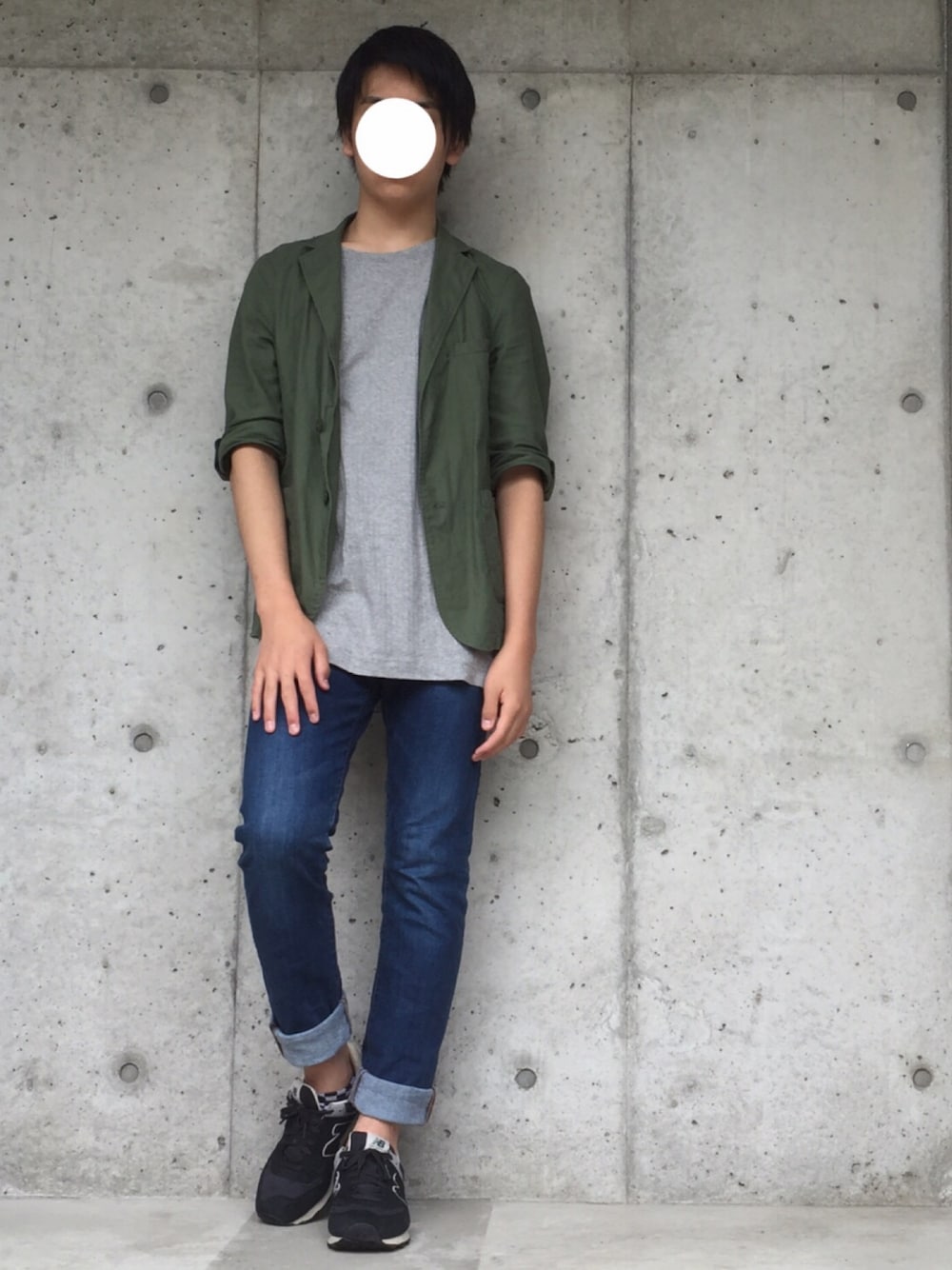 グリーン系のテーラードジャケット、グレー系のTシャツ/カットソー、ブルー系のデニムパンツを着用したメンズの夏コーディネートの1枚目の写真