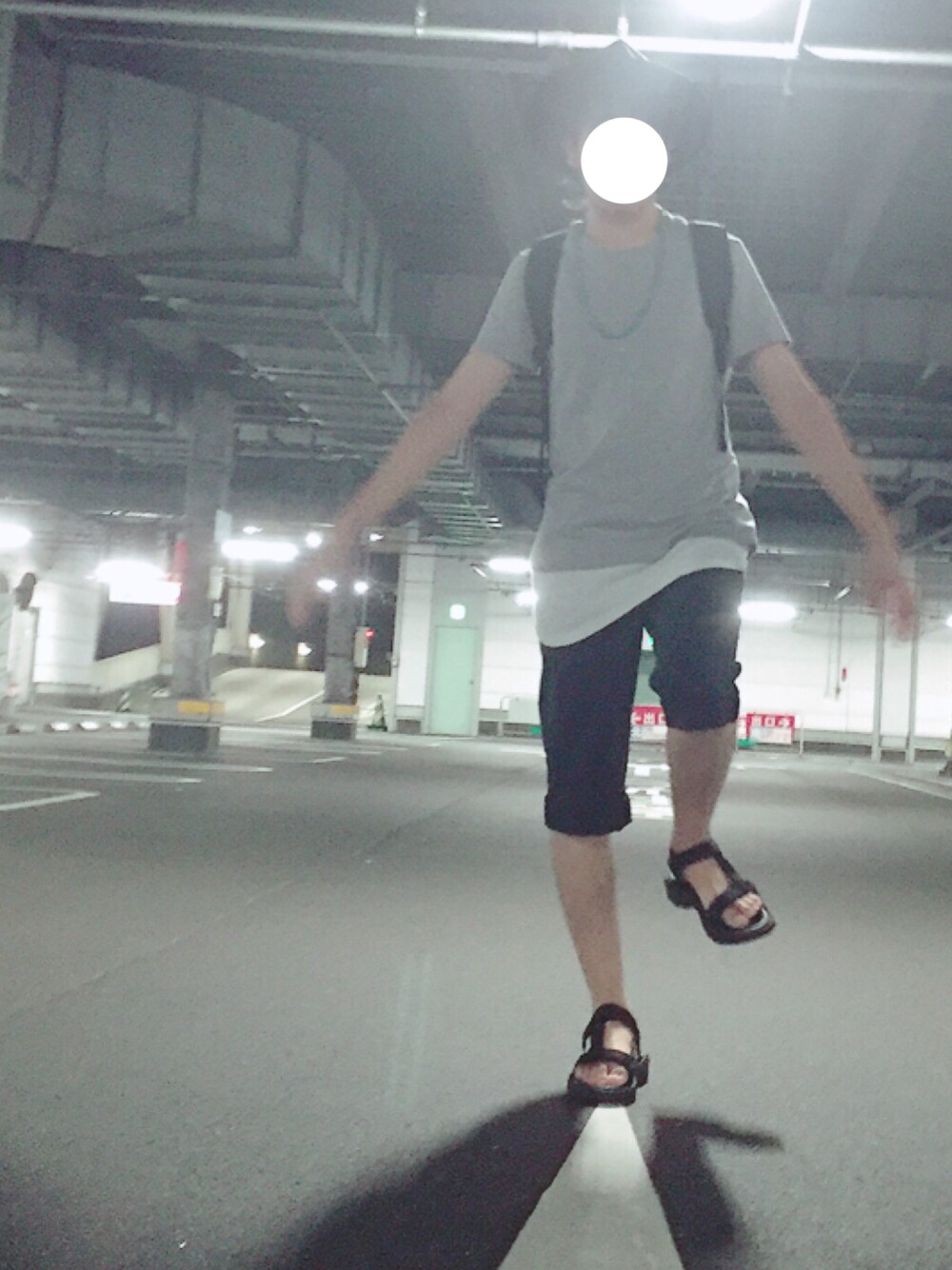 グレー系のトップス、ホワイト系のタンクトップ、ブラック系のチノパンツを着用したメンズの夏コーディネートの1枚目の写真