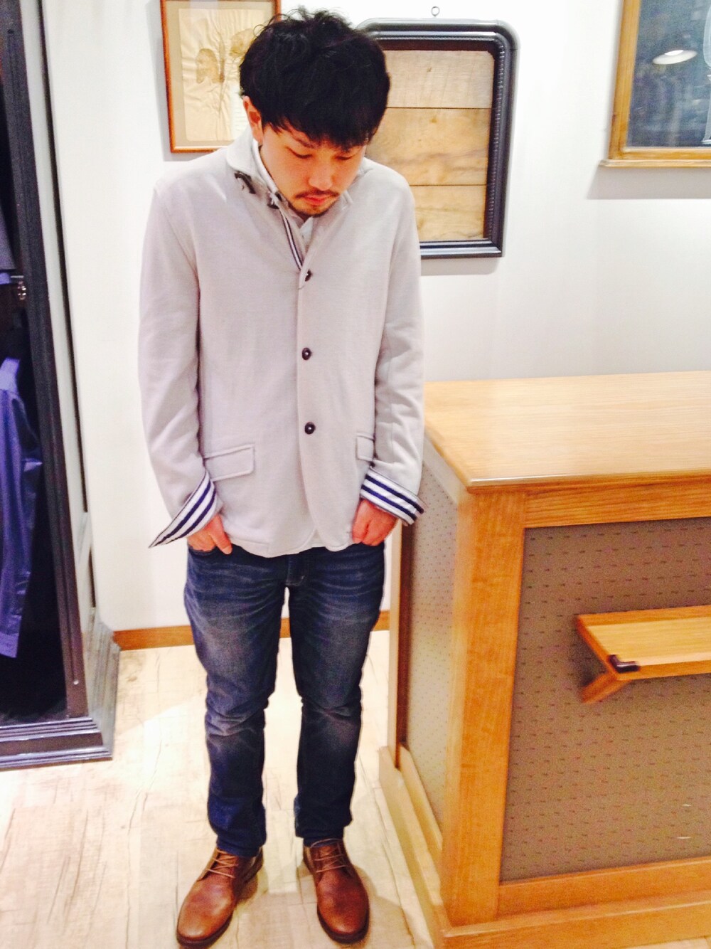 グレー系のカバーオール、ホワイト系のシャツ/ブラウス、ブルー系のデニムパンツを着用したメンズの春コーディネートの1枚目の写真