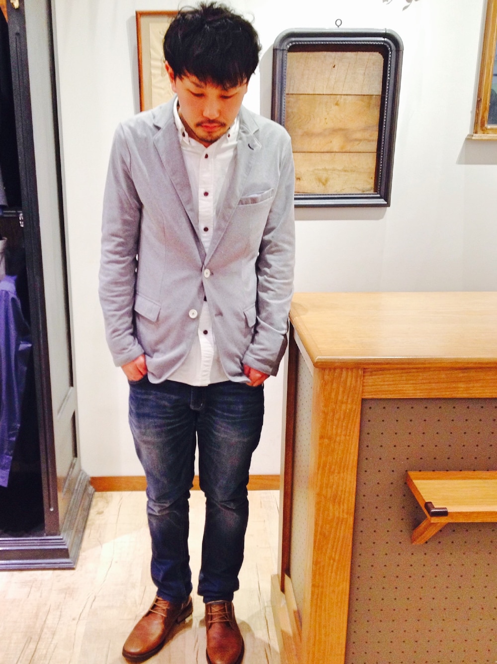 グレー系のテーラードジャケット、ブルー系のデニムパンツ、ホワイト系のシャツ/ブラウスを着用したメンズの春コーディネートの1枚目の写真