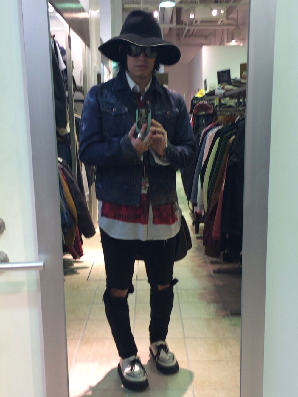 「DIESELのアイテム（デニムジャケット、ブルー系）」を使った、GAN！！さん（メンズ・173cm）の秋コーディネートの1枚目の写真