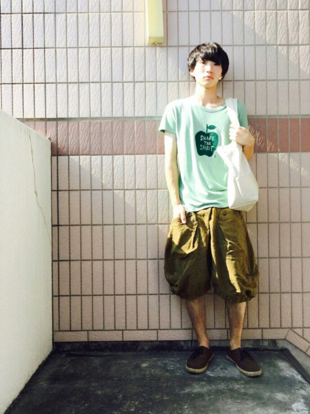 「Tシャツ、ハーフパンツ、トートバッグ、FRAPBOIS、BEAMS T、りんご、ミントグリーン、イエロー、ゆるコーデ」｜「BEAMS Tの【SPECIAL PRICE】Palm Graphics / Apple（Tシャツ/カットソー、グリーン系）」を使った、usagi_さん（メンズ・175cm）の夏コーディネートの1枚目の写真