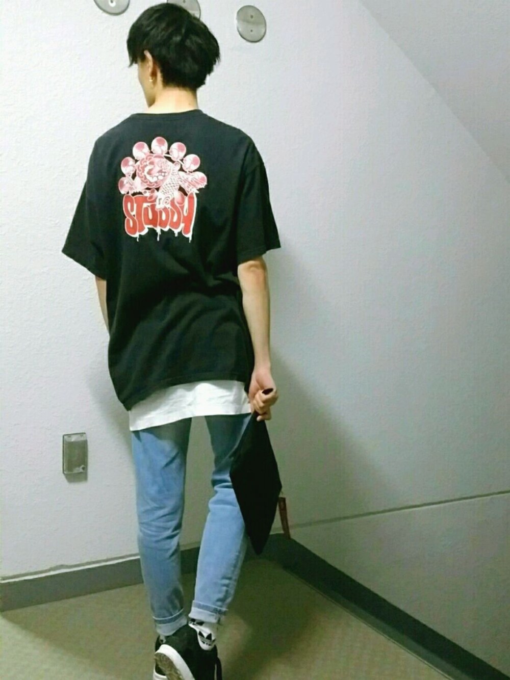 「stussy、H&M、adidas、adidas originals、alpha、クラッチバッグ、ストリート、zxflux、背中で語る、古着MIX」｜「STUSSYのアイテム（Tシャツ/カットソー、ブラック系）」を使った、ro-さん（メンズ・175cm）の夏コーディネートの1枚目の写真