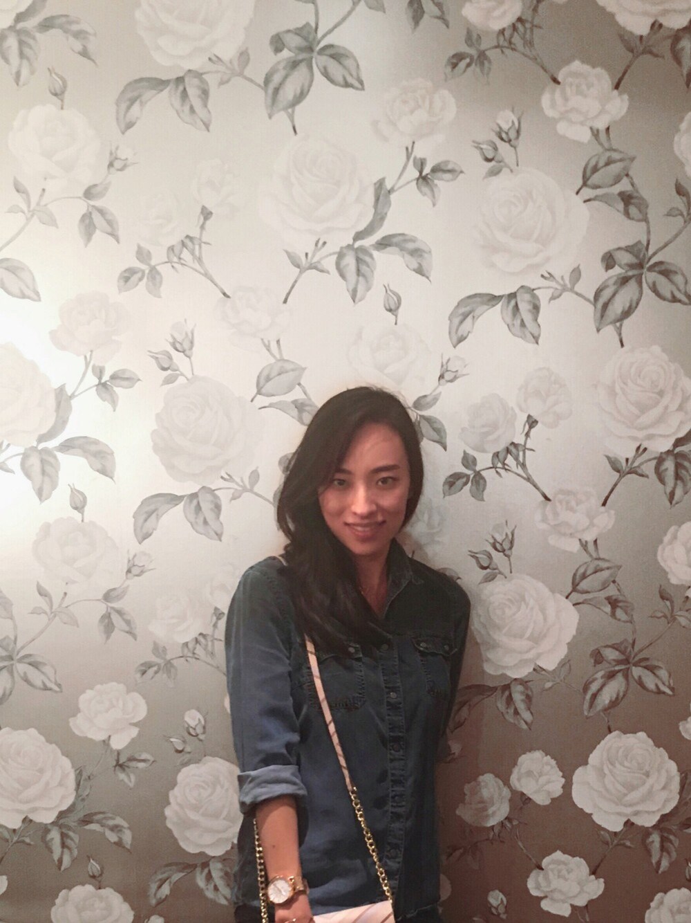 「denim、ootd、casual、streetstyle、blue、daily look、wiwt、fall」｜「88のアイテム（メッセンジャーバッグ、その他）」を使った、MINさん（レディース・168cm）の秋コーディネートの1枚目の写真