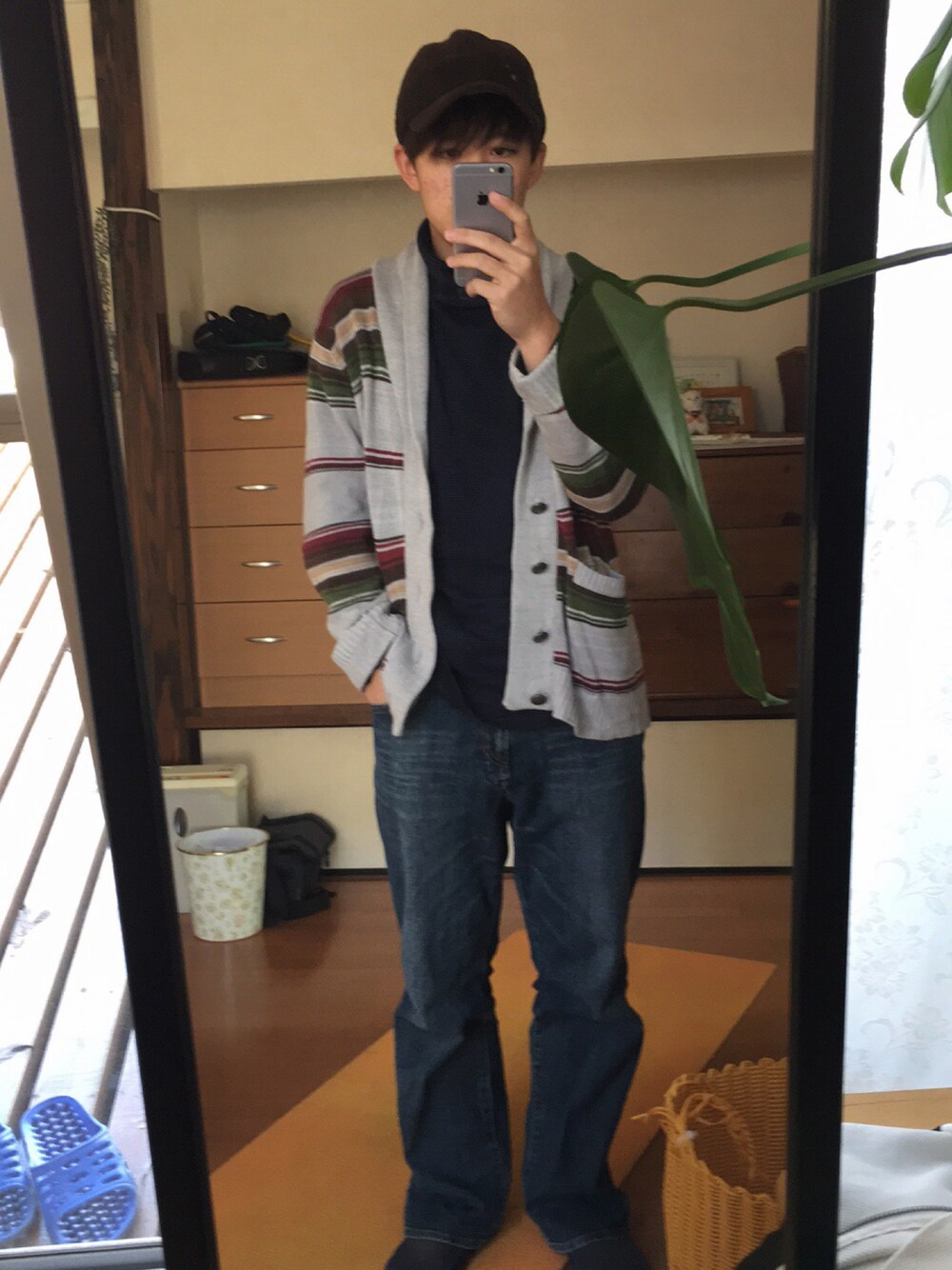 「家、秋冬」｜「そのへんのアイテム（カーディガン/ボレロ、グレー系）」を使った、ぺんぺんさん（メンズ・165cm）の秋コーディネートの1枚目の写真