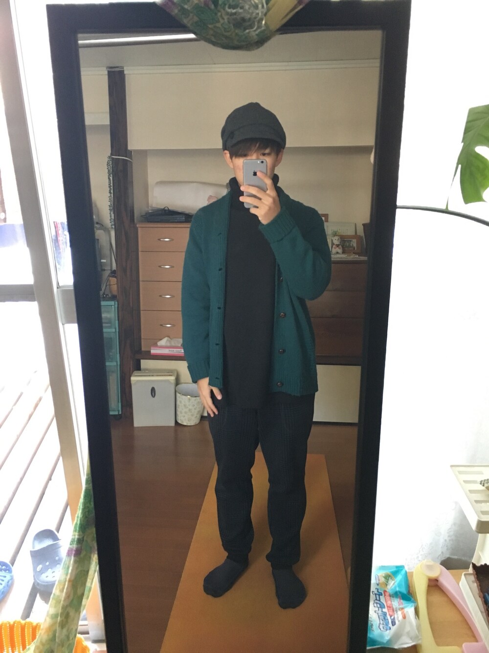 「冬コーデ、カジュアル、シンプル」｜「Afternoon Teaのアイテム（ニットキャップ/ビーニー、グレー系）」を使った、ぺんぺんさん（メンズ・165cm）の秋コーディネートの1枚目の写真