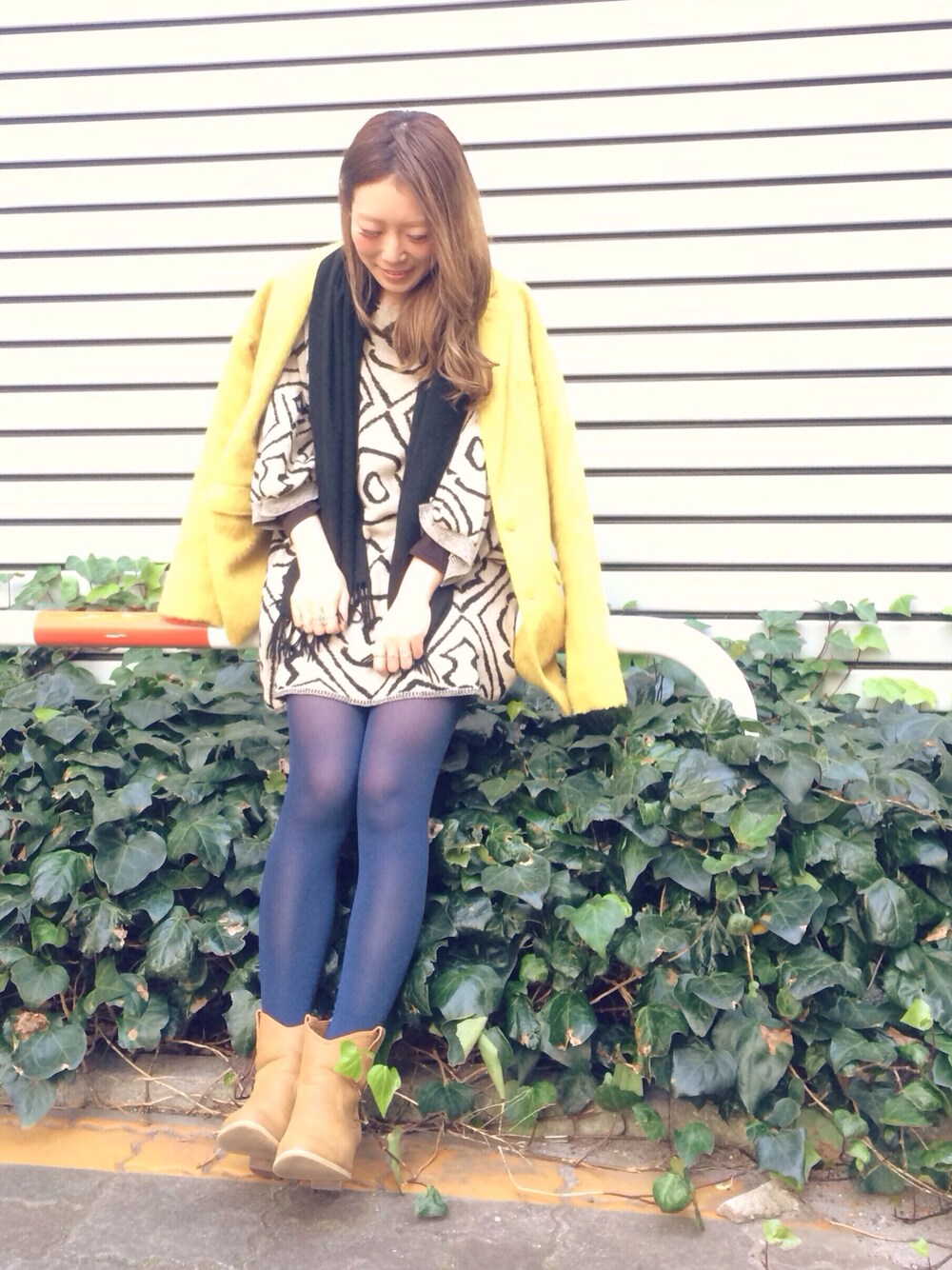 ベージュ系のワンピースを着用したレディースの冬コーディネートの1枚目の写真