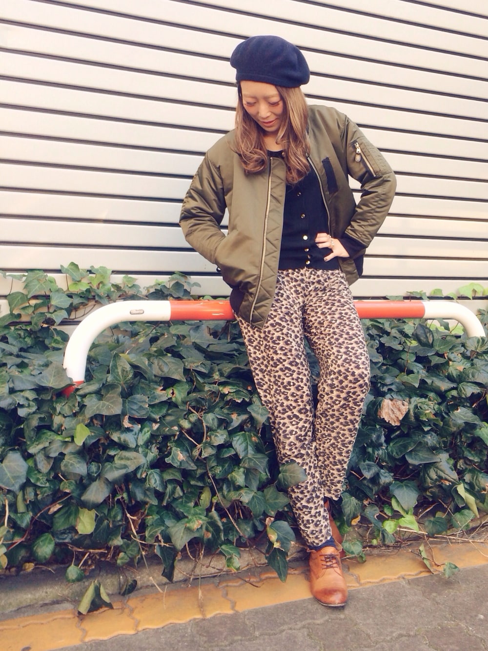 グリーン系のブルゾン、その他のその他パンツ、ブラウン系のその他シューズを着用したレディースの冬コーディネートの1枚目の写真