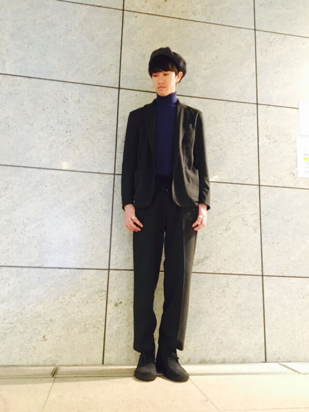 ブルー系のニット/セーター、グレー系のテーラードジャケット、グレー系のその他パンツを着用したメンズの秋コーディネートの1枚目の写真