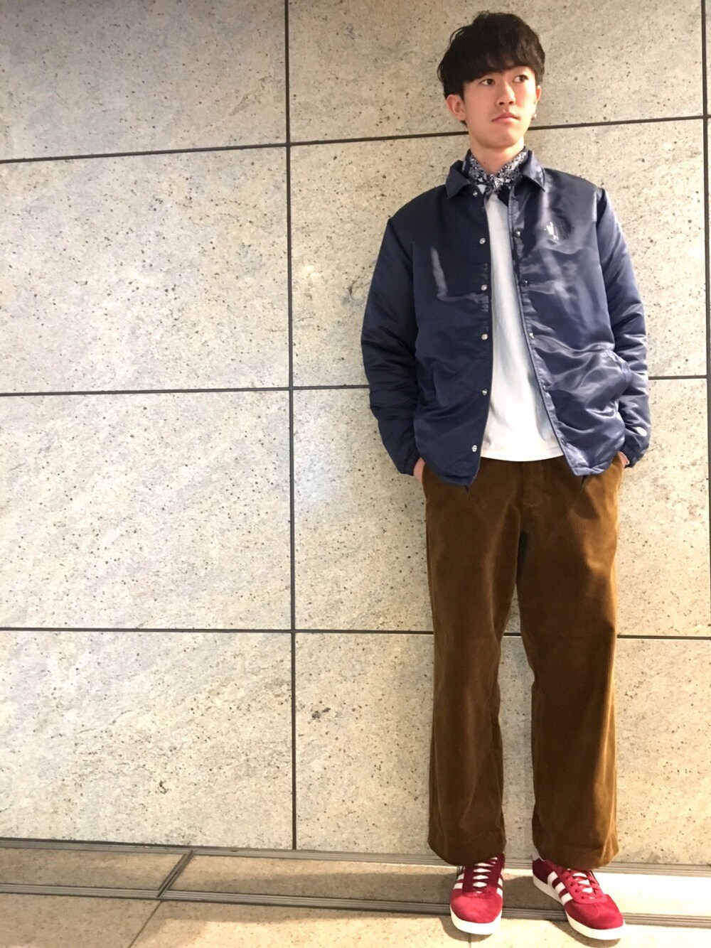 ブルー系のジャケット/アウター、イエロー系のその他パンツ、ホワイト系のTシャツ/カットソーを着用したメンズの秋コーディネートの1枚目の写真