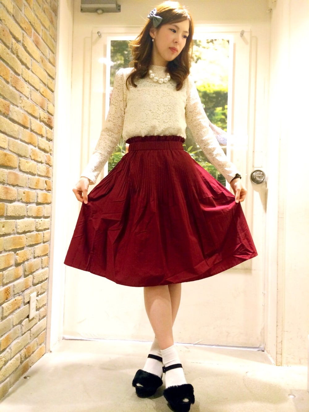 レッド系のスカート、ホワイト系のTシャツ/カットソーを着用したレディースの夏コーディネートの1枚目の写真