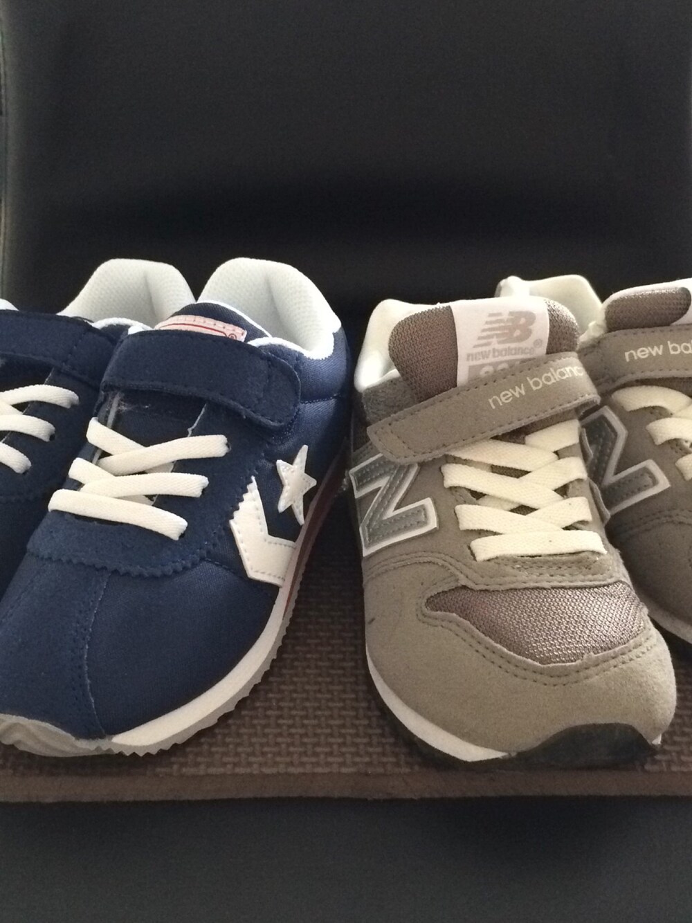 グレー系のスニーカー、ブルー系のスニーカーを着用したキッズの春コーディネートの1枚目の写真