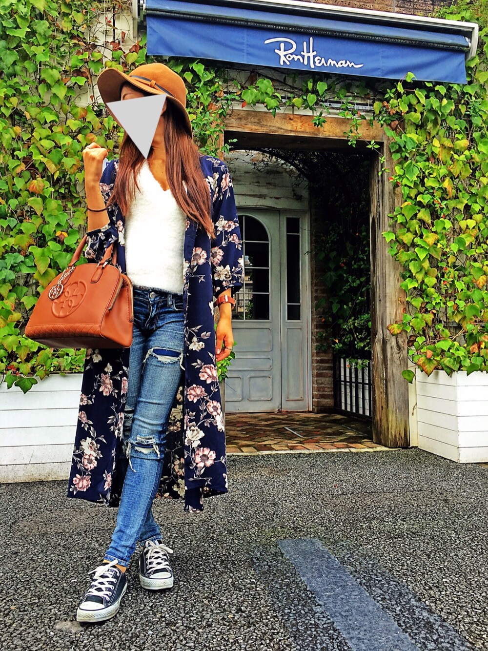 「Ron Herman、RHC、Discoat Parisien、ロングカーディガン、American Eagle、ダメージデニム、ファートップス、ファー、CONVERS」｜「CECIL McBEEのアイテム（帽子、ブラウン系）」を使った、M♡さん（レディース・156cm）の秋コーディネートの1枚目の写真