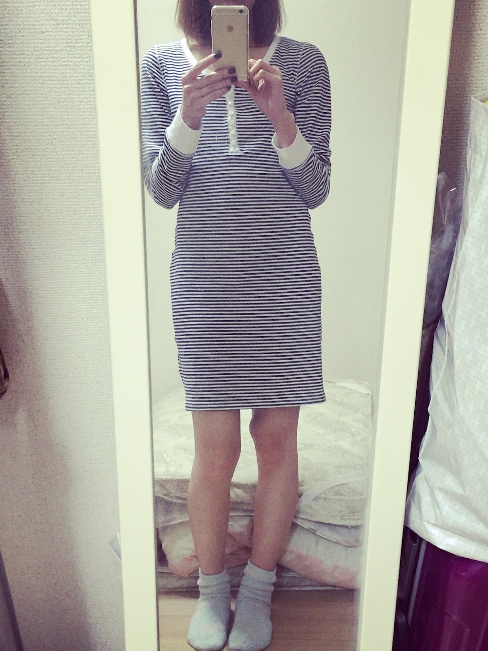 ホワイト系のルームウェア/パジャマを着用したレディースの秋コーディネートの1枚目の写真