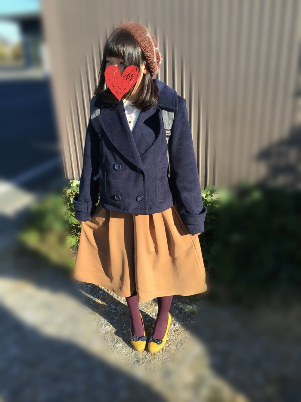 ブルー系のピーコート、ブラウン系のパンツ、ホワイト系のニット/セーターを着用したレディースの冬コーディネートの1枚目の写真