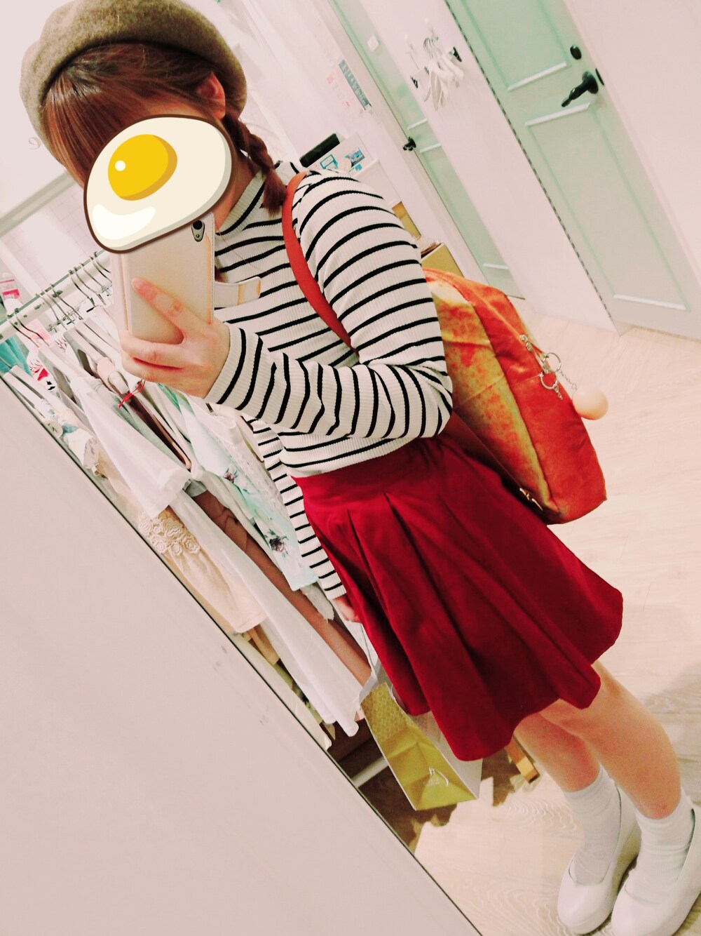 「アキコーデ、ベレー帽、くしゅくしゅ靴下、まさかの子供用」｜「LOVETOXICのプチハイネックテレコ長袖Ｔシャツ（Tシャツ/カットソー、ホワイト系）」を使った、みぃちゃん☺︎︎さん（レディース・150cm）の秋コーディネートの1枚目の写真