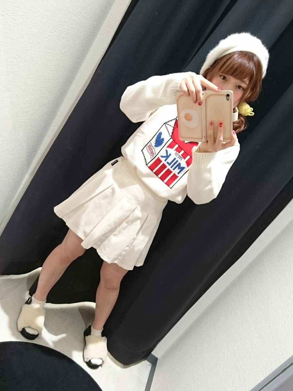 「秋のコーデ、ベレー帽、ファーサンダル、ニット、ラブトキシック、まさかの子供服」｜「LOVETOXICのMILKパッケージデザイン長袖トレーナー（スウェット、ホワイト系）」を使った、みぃちゃん☺︎︎さん（レディース・150cm）の秋コーディネートの1枚目の写真