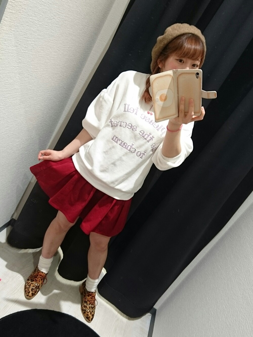 「秋のコーデ、ベロア、ベレー帽、エンジ色、まさかの子供服、くしゅくしゅ靴下」｜「no brandのアイテム（ハンチング/ベレー帽、ブラウン系）」を使った、みぃちゃん☺︎︎さん（レディース・150cm）の秋コーディネートの1枚目の写真