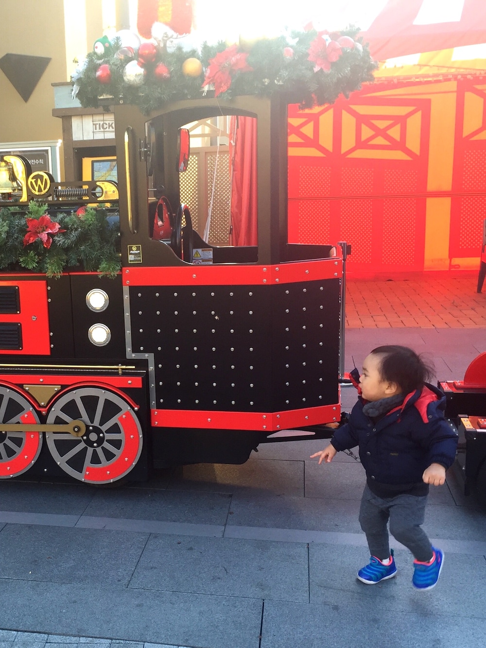 「韓国、旅行コーデ、ソウル、キッズコーデ、男の子、1歳児、スニーカー、アウトレット」｜「RALPH LAURENのアイテム（ダウンジャケット/コート、ブルー系）」を使った、BABYLEEさん（キッズ・90cm）の冬コーディネートの1枚目の写真