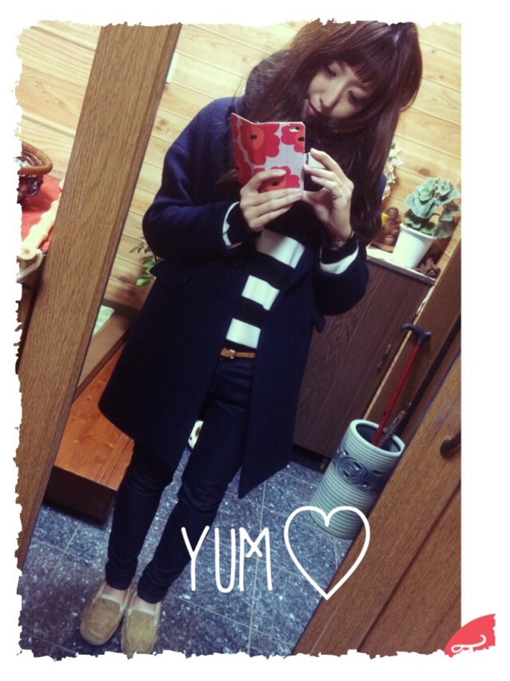 「SHIPS for women、UGG、AMERICAN RAG CIE、チェスターコート、モカシン、ボーダートップス、UNIQLO、インディゴデニム、ボーダーニット」｜「AMERICAN RAG CIEのウールボーダープルオーバーニット/209-AIE-L142-KN179（ニット/セーター、ブラック系）」を使った、yui.sanさん（レディース・162cm）の冬コーディネートの1枚目の写真