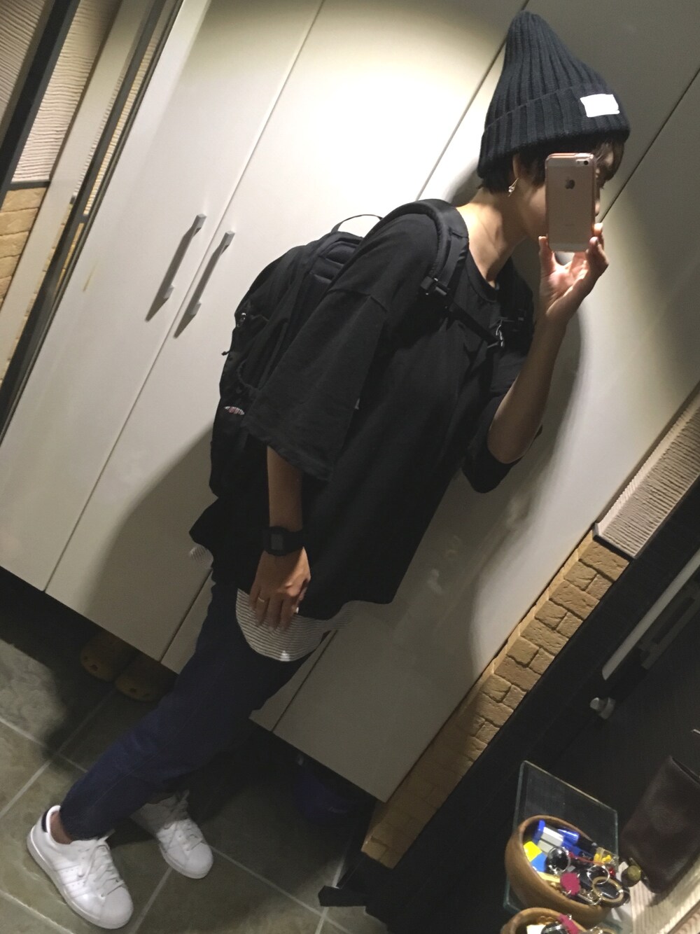 ブラック系のTシャツ/カットソー、ブラック系のバックパック/リュック、ホワイト系のタンクトップを着用したレディースの秋コーディネートの1枚目の写真