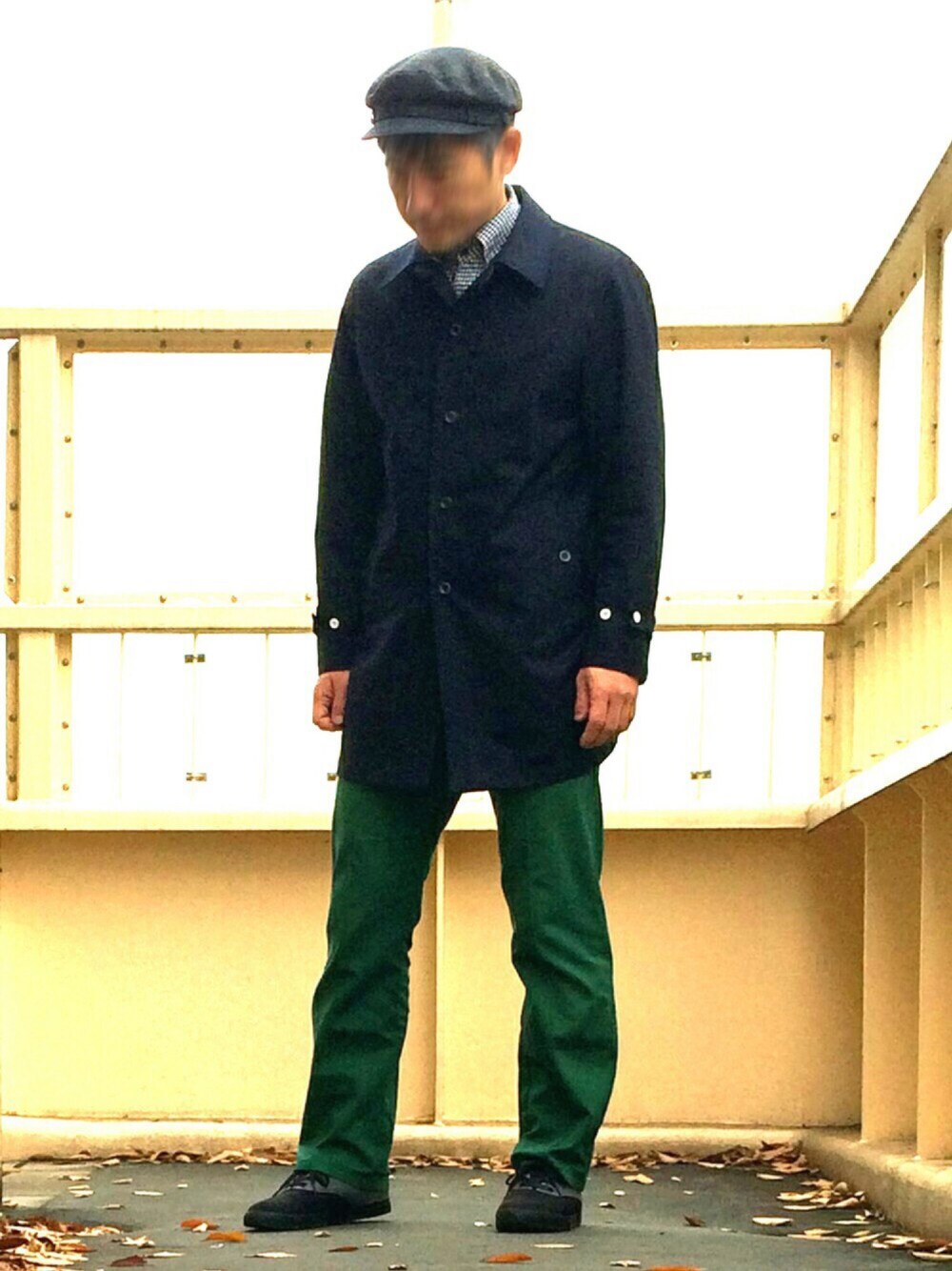 ブルー系のステンカラーコート、グレー系のシャツ/ブラウス、グリーン系のその他パンツを着用したメンズの秋コーディネートの1枚目の写真