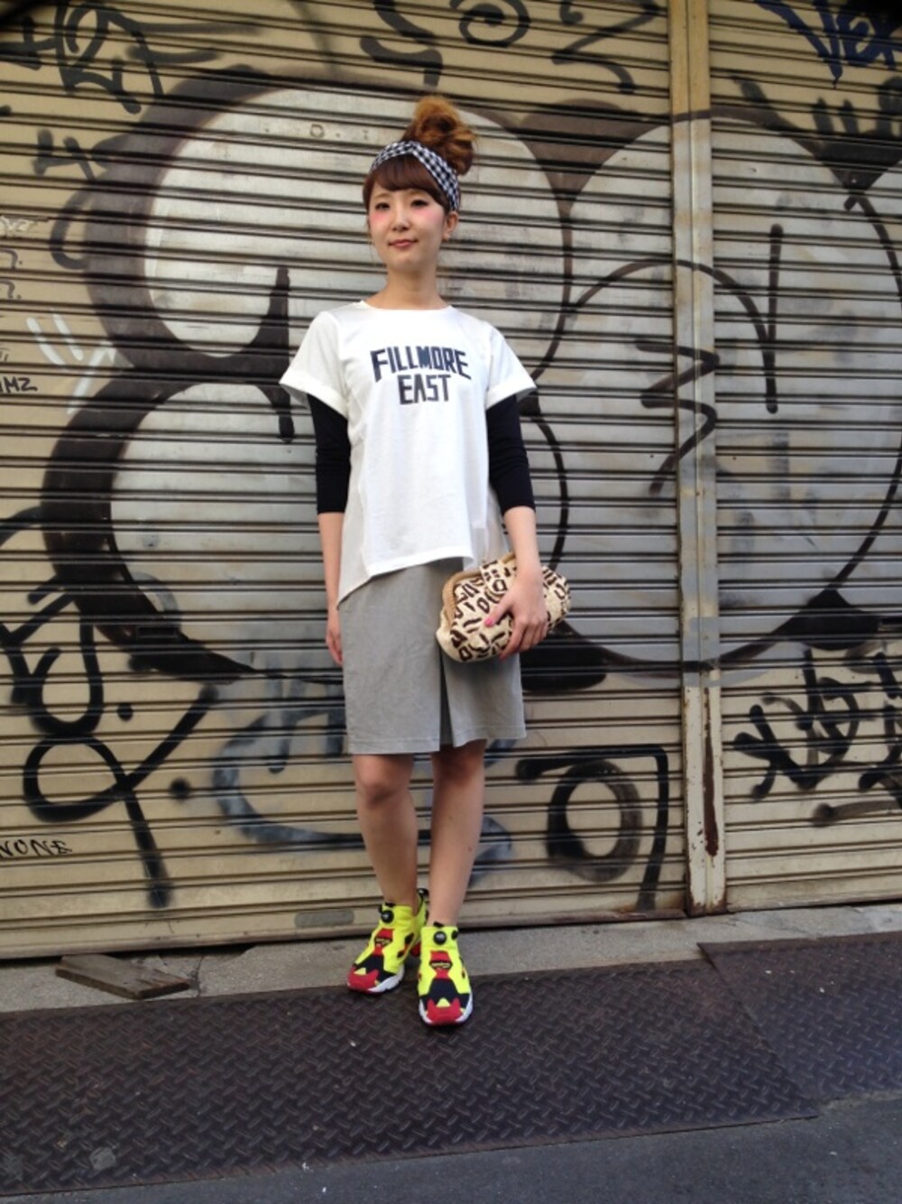 「スニーカー、タイトスカート、クラッチバッグ、ヘアバンド、Tシャツ、ストリート、ヘアアレンジ、ポンプフューリー、リーボック(Reebok)、膝丈スカート」｜「ara・araのFILL MORE EAST Tシャツ（Tシャツ/カットソー、ホワイト系）」を使った、martagonさん（レディース・160cm）の夏コーディネートの1枚目の写真