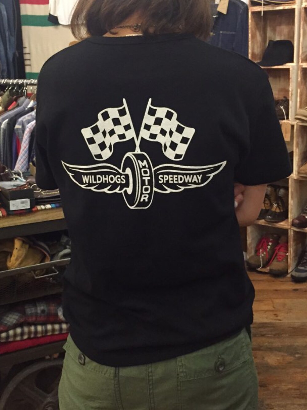 「wildhogsのアイテム（Tシャツ/カットソー、ブラック系）」を使った、shin*さん（レディース・167cm）の春コーディネートの1枚目の写真