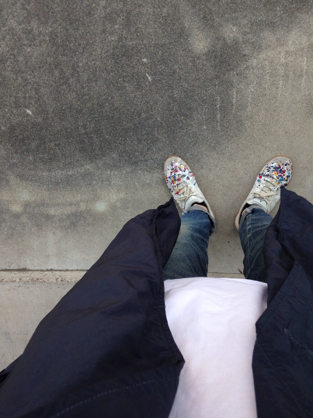 「スプリングコート、白Tシャツ、デニム、白スニーカー、UNDER COVER、Martin Margiela、UNUSED」｜「UNUSEDのアイテム（ステンカラーコート、ブルー系）」を使った、隼人さん（メンズ・183cm）の春コーディネートの1枚目の写真