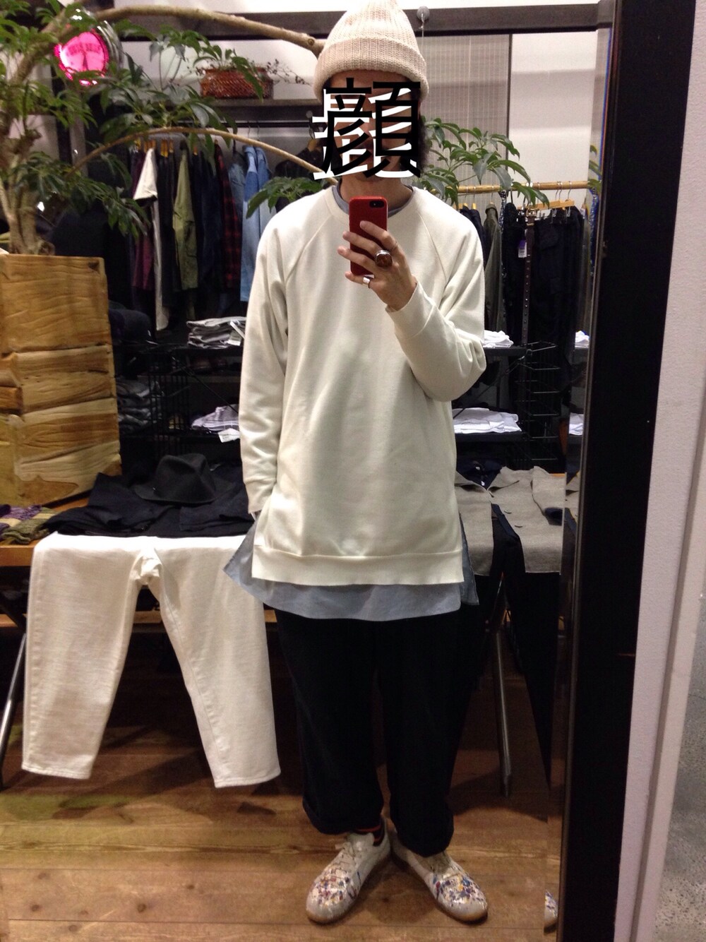 ホワイト系のスウェット、ブルー系のシャツ/ブラウス、ブラック系のスラックスを着用したメンズの冬コーディネートの1枚目の写真