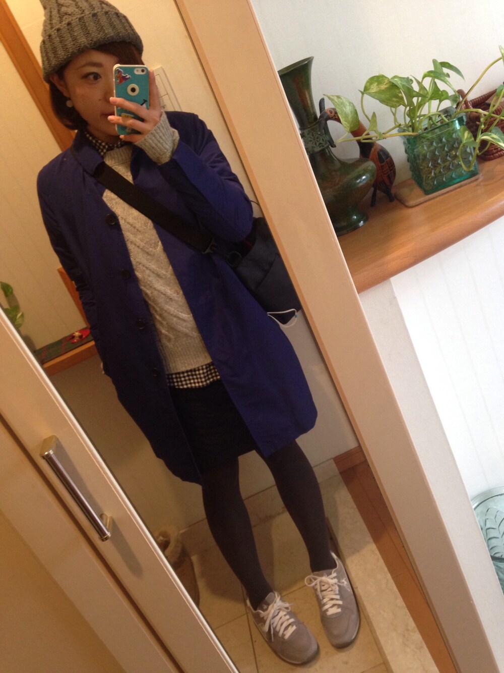 ブルー系のステンカラーコート、その他のシャツ/ブラウス、ブルー系のスカートを着用したレディースの秋コーディネートの1枚目の写真