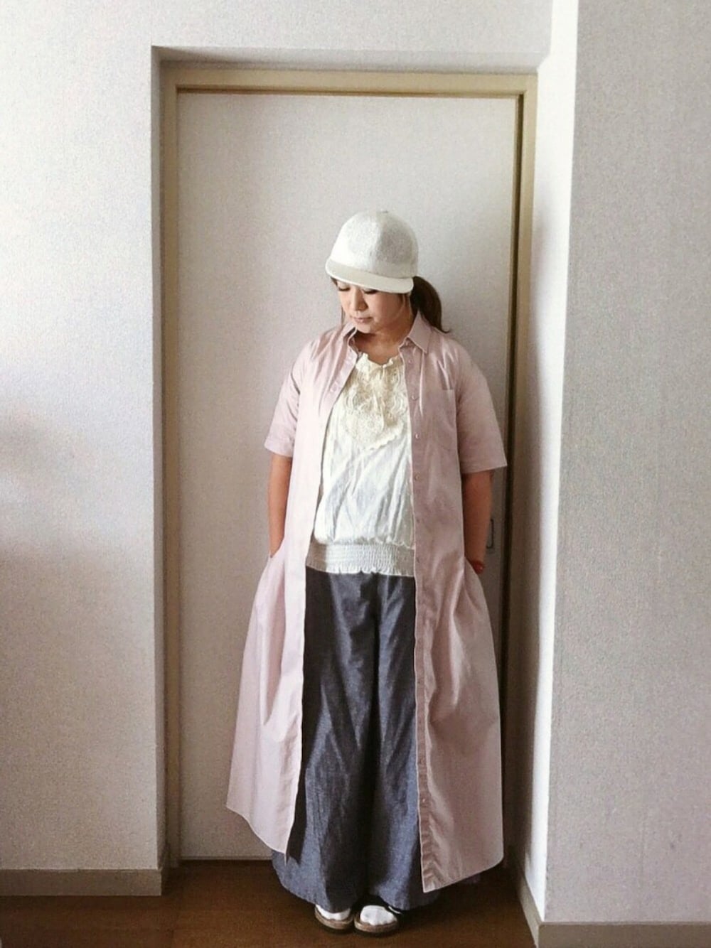 ホワイト系のシャツ/ブラウス、ピンク系のシャツワンピース、グレー系のその他パンツを着用したレディースの夏コーディネートの1枚目の写真