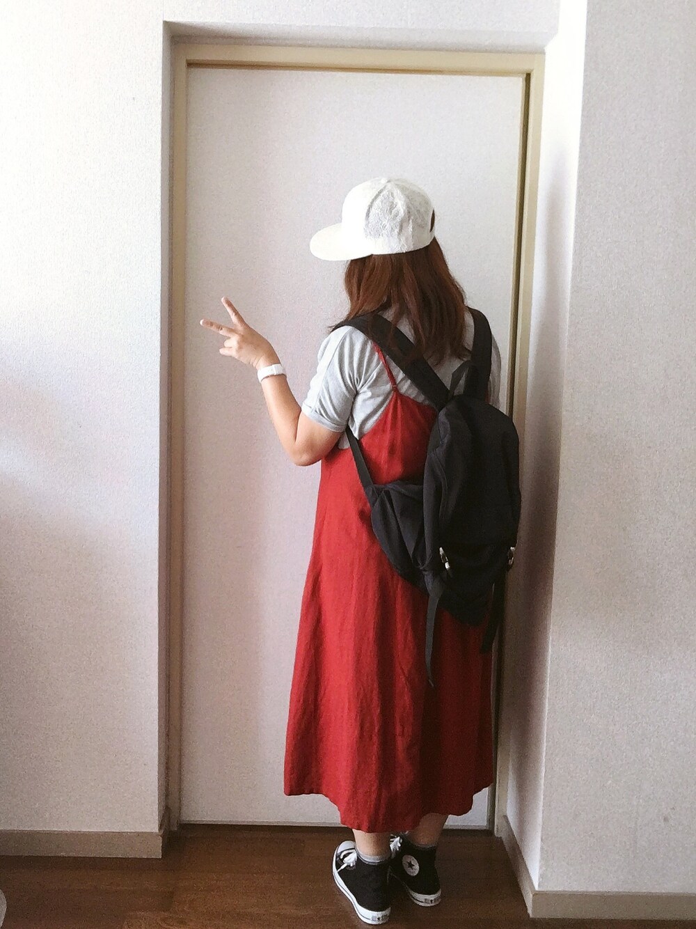 グレー系のTシャツ/カットソー、ブルー系のバックパック/リュック、ブラック系のスニーカーを着用したレディースの秋コーディネートの1枚目の写真