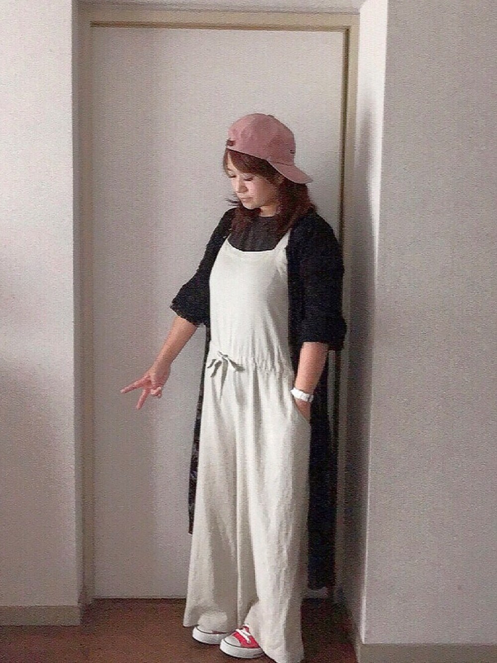 ブラック系のカーディガン/ボレロ、ブラック系のTシャツ/カットソー、ブラック系のサロペット/オーバーオールを着用したレディースの秋コーディネートの1枚目の写真