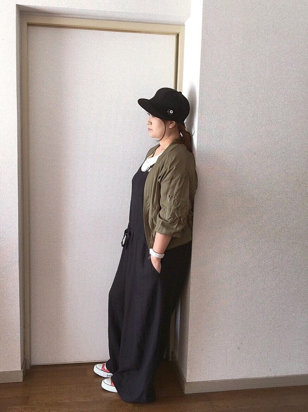 ホワイト系のTシャツ/カットソー、ブラック系のサロペット/オーバーオール、ブルー系のバックパック/リュックを着用したレディースの秋コーディネートの1枚目の写真