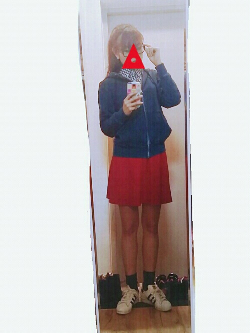 「denim、check、skirt、superstar 80s Vintage Deluxe、gingham、hoodie、glasses」｜「UNIQLOのアイテム（スカート、レッド系）」を使った、ㅎㅅㅎさん（レディース・163cm）の秋コーディネートの1枚目の写真