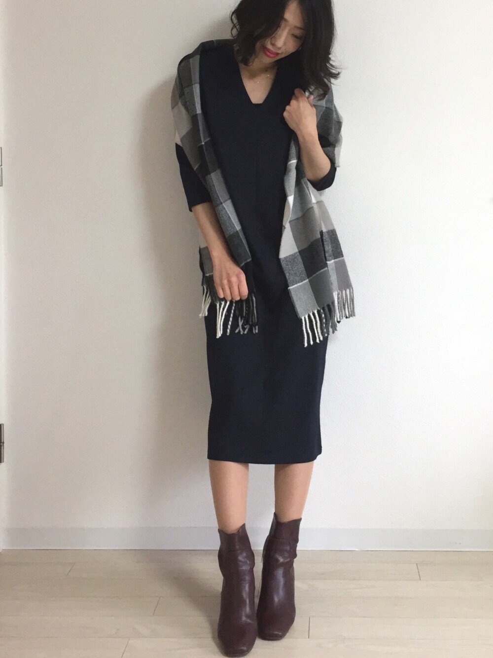 ブルー系のワンピース、その他のブーツ、ブラック系のマフラーを着用したレディースの秋コーディネートの1枚目の写真