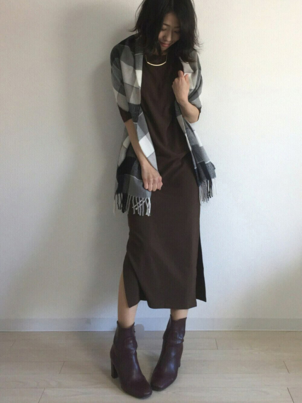 ブラウン系のワンピース、その他のブーツ、ブラック系のマフラーを着用したレディースの冬コーディネートの1枚目の写真