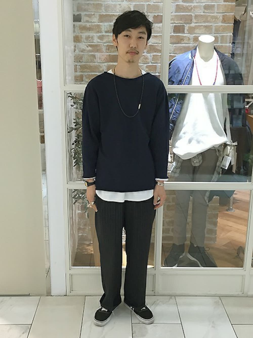 ブルー系のTシャツ/カットソーを着用したメンズの秋コーディネートの1枚目の写真
