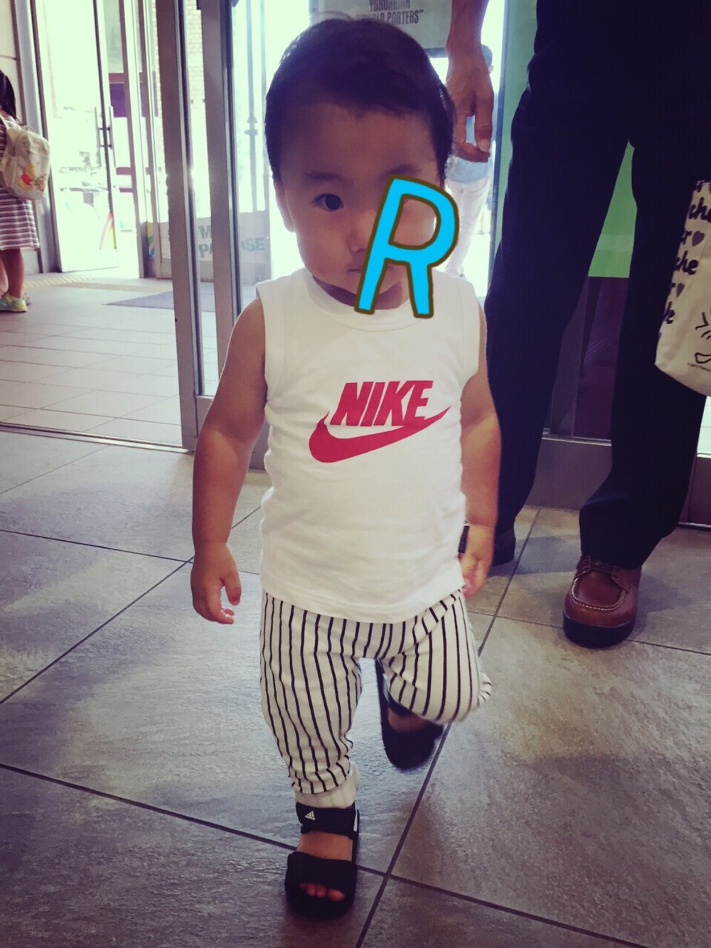 「息子コーデ、1歳8カ月」｜「UNIQLOのアイテム（その他パンツ、ホワイト系）」を使った、meeemiiiさん（キッズ・80cm）の夏コーディネートの1枚目の写真