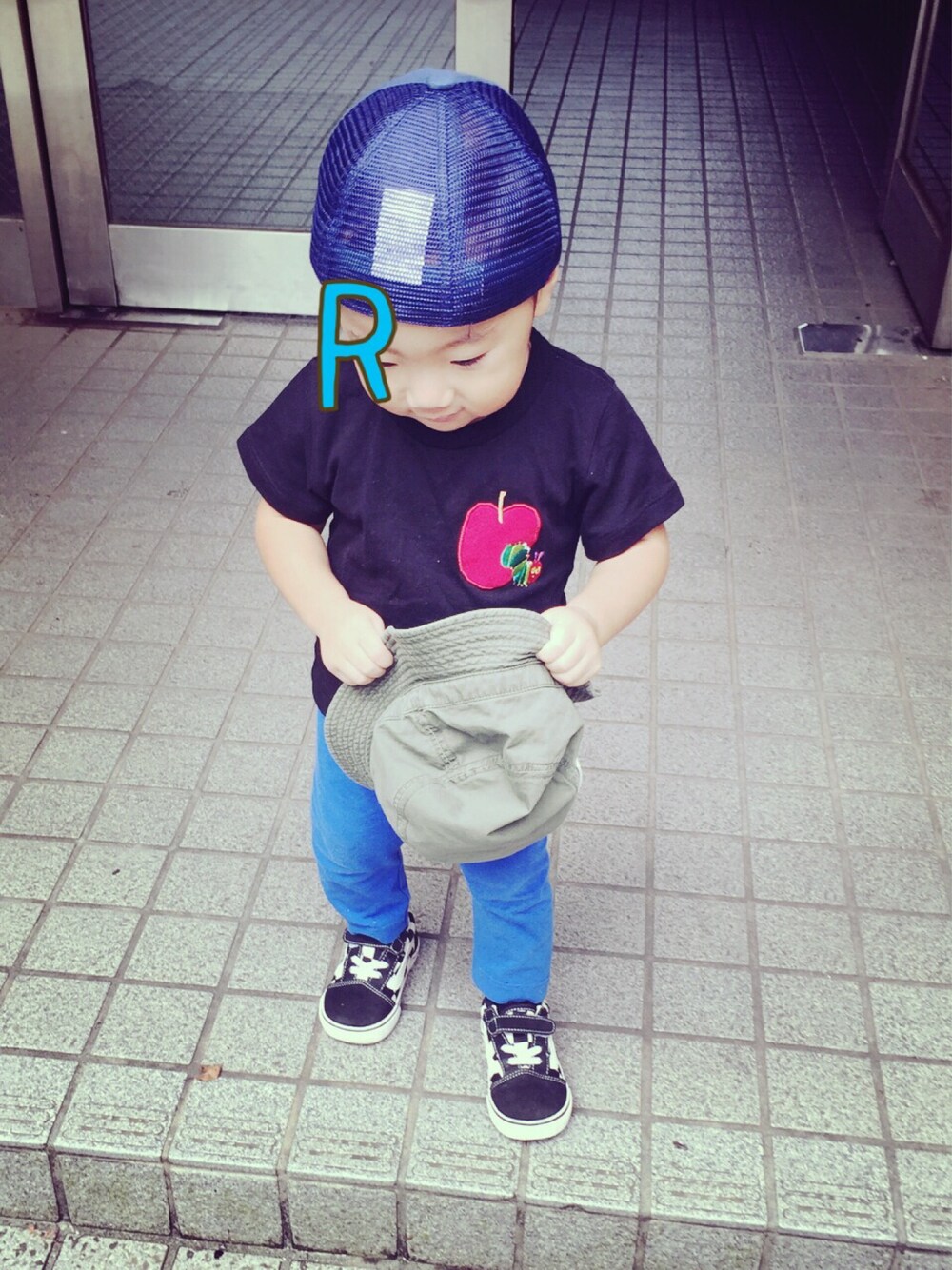 「保育園コーデ、息子、1歳9ヶ月」｜「Design Tshirts Store graniphのコラボレーションキッズTシャツ/はらぺこあおむし(Eric Carle / Red Apple Embroidery)（Tシャツ/カットソー、ブラック系）」を使った、meeemiiiさん（キッズ・80cm）の秋コーディネートの1枚目の写真