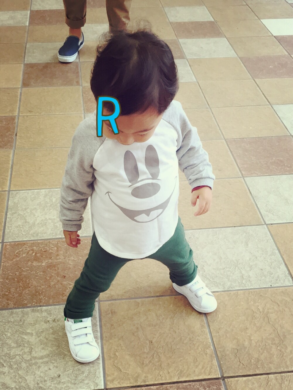 「息子、2歳、お出かけ」｜「韓国服のアイテム（Tシャツ/カットソー、グレー系）」を使った、meeemiiiさん（キッズ・80cm）の秋コーディネートの1枚目の写真