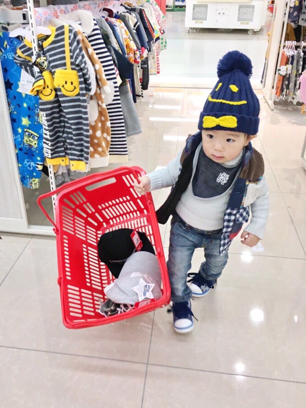 「1歳3ヶ月、男の子、こどもコーデ、タートルネック、ベスト、お買い物」｜「西松屋のアイテム（ダウンベスト、ブルー系）」を使った、AYUKAさん（キッズ・80cm）の冬コーディネートの1枚目の写真