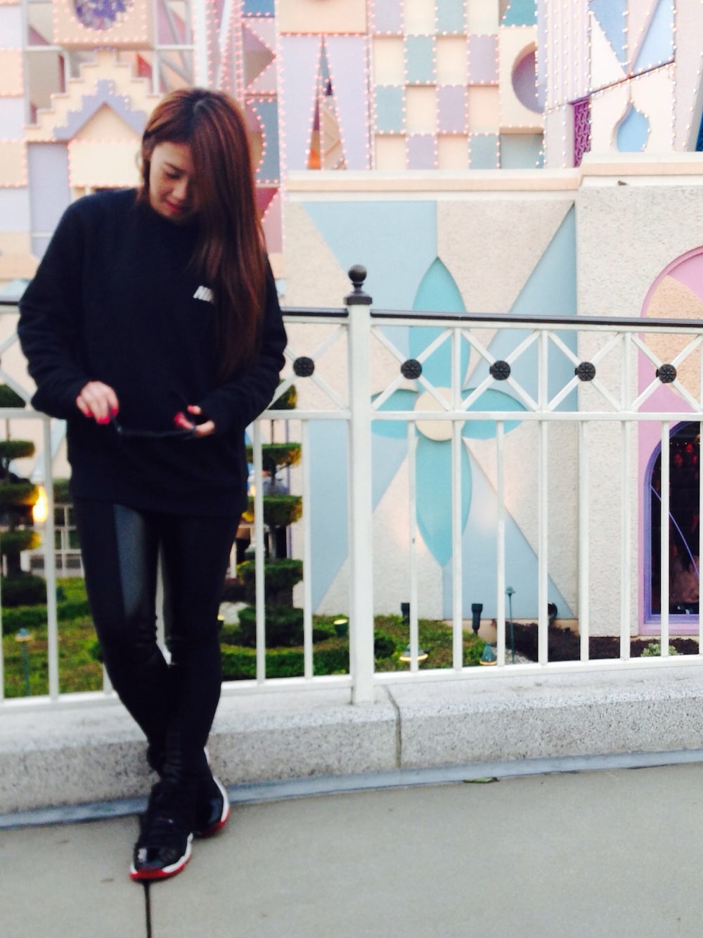 「Disneyland、ALLBLACK、AJ11」｜「IZZUEのアイテム（デニムパンツ、ブラック系）」を使った、cindyblahzyimさん（レディース・185cm）の夏コーディネートの1枚目の写真